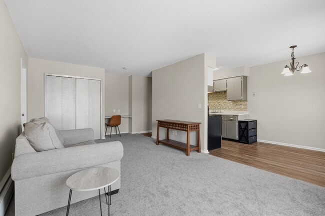 Photo - 810 9th Ave S