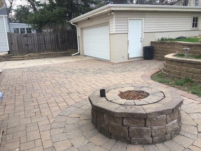 Building Photo - Aksarben/UNO 4 bed 2 bath with gas firepit 2 car