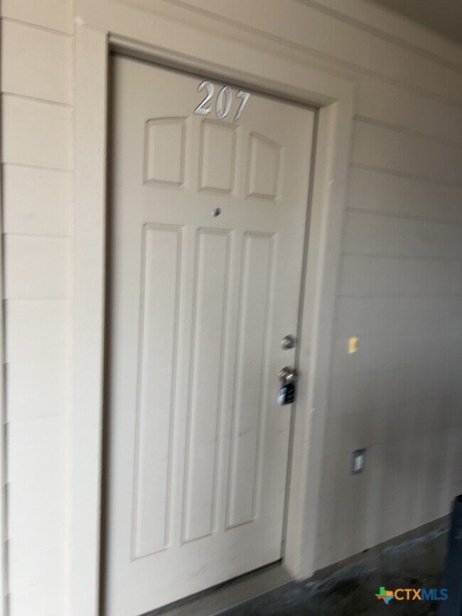 Building Photo - 2710 S Clear Creek Rd Unit 207