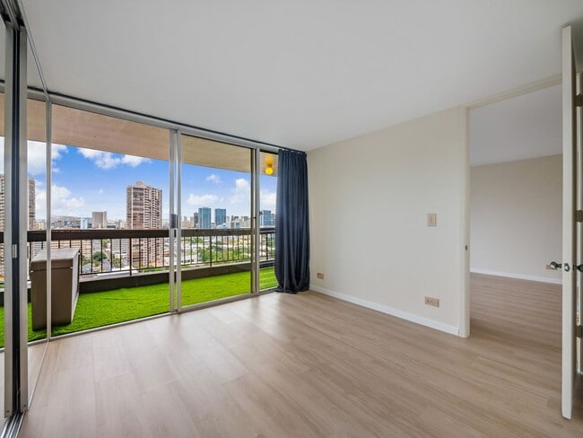 Building Photo - Remodeled Corner 1BR with Ocean & Diamond Head Views, W/D + Parking