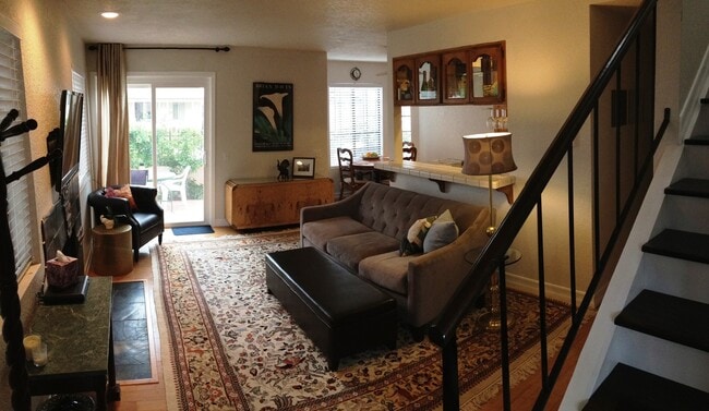 Building Photo - COMING SOON! 2 bedroom 2.5 bath townhouse ...