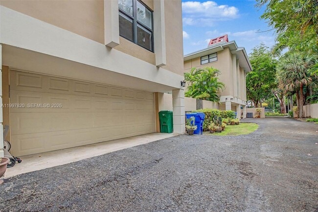 Building Photo - 2000 Brickell Ave