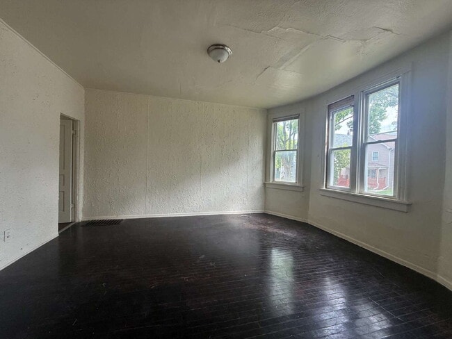 Photo - 1 Bedroom, 1 Bath Lower-Front Unit Unit 1 Lower