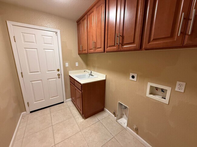 Photo - 3965 Collins St