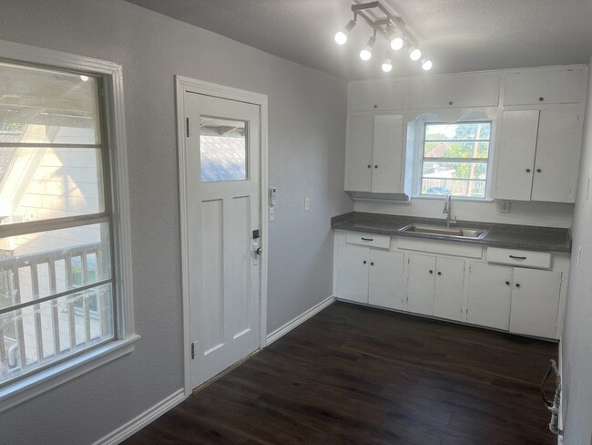 Photo - 1711 Halsell St Unidad Apartment