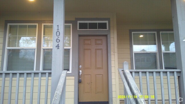 Building Photo - Home Steps from Willamette River