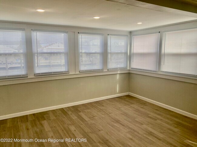 Photo - 209 Pine Dr