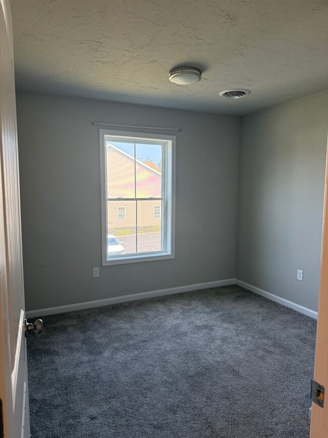 Photo - Beautiful 3 bedroom, 2.5 bath townhouse av...