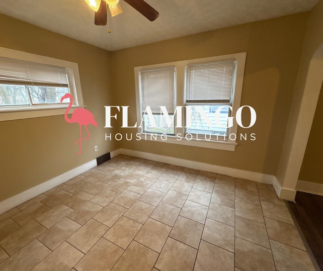 Photo - 725 Maplehurst Ave