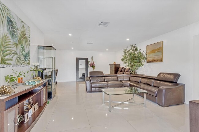 Photo - 521 SW 40th Ct