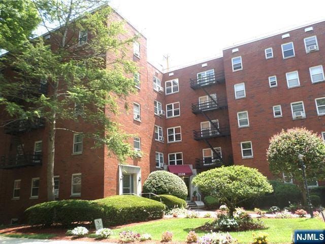 Building Photo - 2330 Linwood Ave Unit 1A-1A Rental