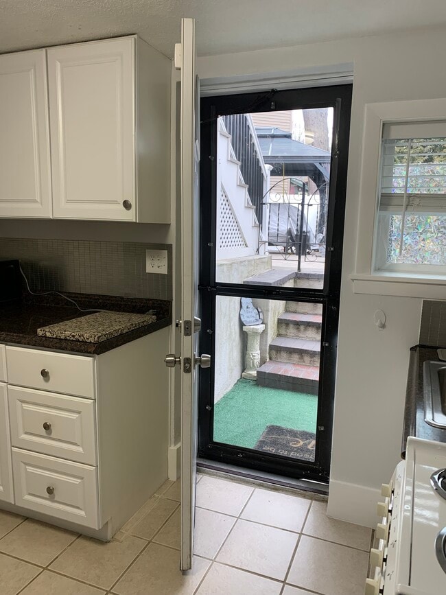 Kitchen entrance - 36 Summer St Unidad Rear