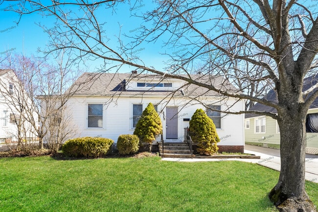 Photo - 1569 Longwood Rd