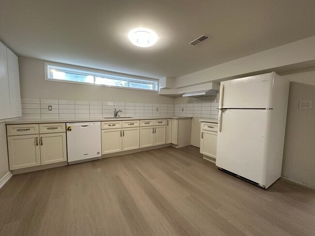 Building Photo - 2-122 Sanderling Crescent Lindsay ON