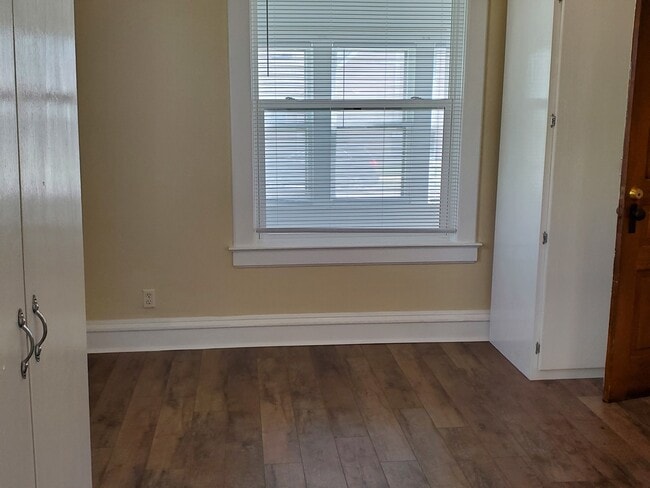 Photo - 108 3rd St W