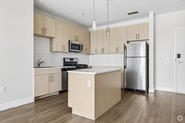 2BR, 2BA - 920SF - Kitchen