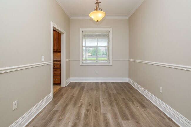 Photo - 2303 14th St W