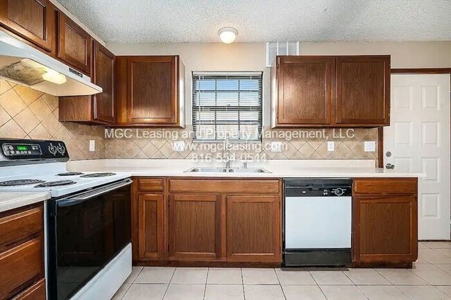 Photo - Cozy Townhome with Private Patio by Lake T...