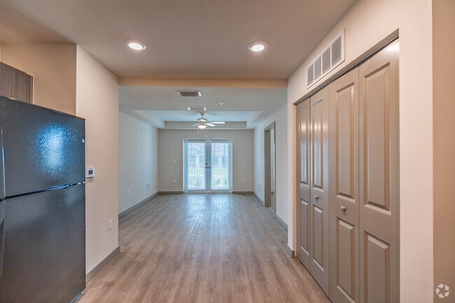 3BD, 2BA - 1,050SF - Kitchen/Living Room