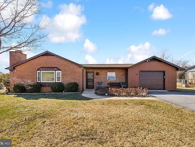 Building Photo - "Charming 3-Bedroom Luray Retreat with Mod...