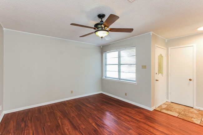 Photo - 218 Leighton Dr