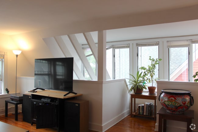 Building Photo - 110 Avon St Unit 3 Rental
