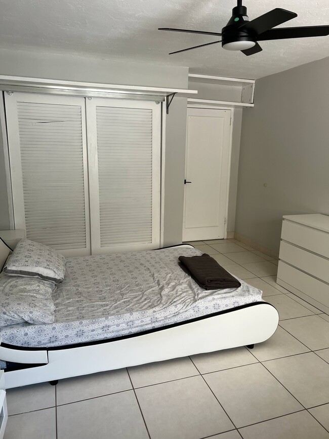 Dormitorio grande - 1301 NE 6th St Unidad 1