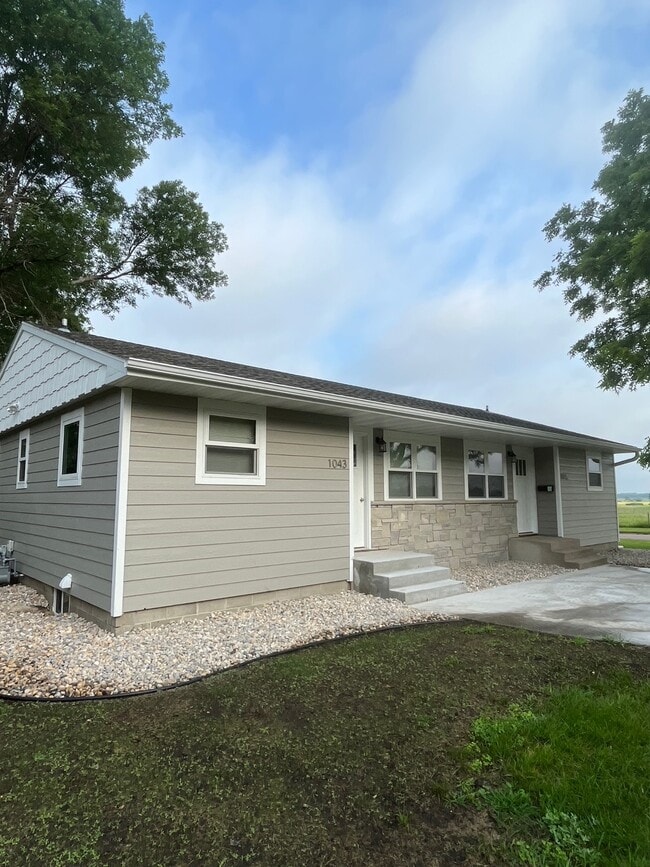 Building Photo - 1043 6th Ave