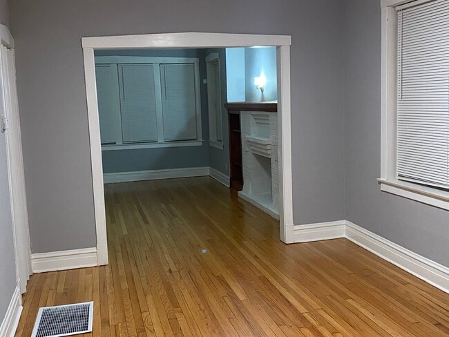 Building Photo - 4509 W Monroe St Unit 1