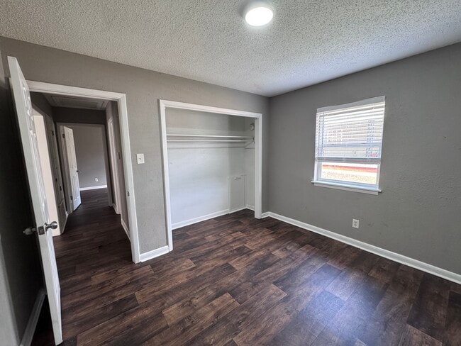 Building Photo - 1305 W 48th St Unit B Rental