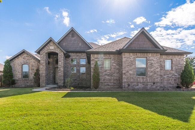 Building Photo - Beautiful Luxury Home!