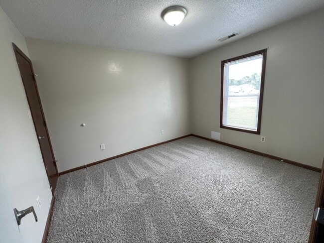 Photo - 725 Pinewood Dr