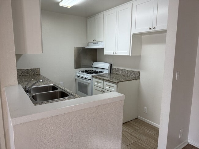 Photo - 13610 Vanowen St