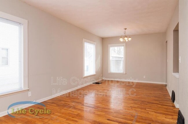 Photo - 138 Travis St NE