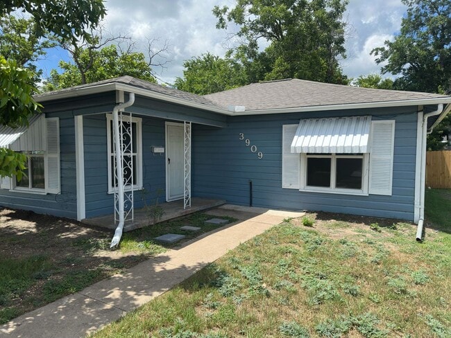 Photo - 3909 Roselawn Dr House