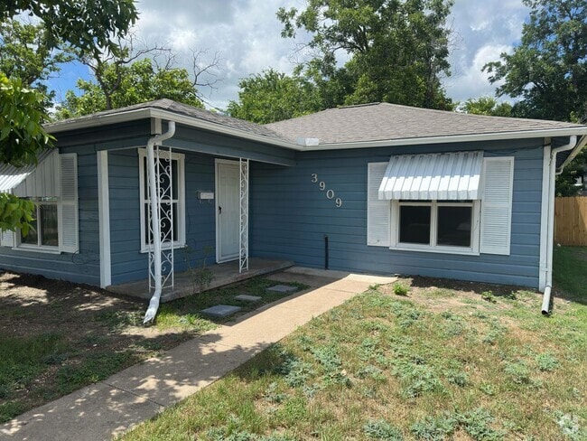 Building Photo - 3909 Roselawn Dr Rental