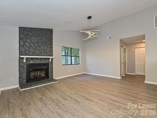 Photo - 633 Pennwood Ln
