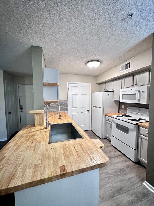 Building Photo - Newly Renovated 1B/1B Condo near Beach in ... Unit 006