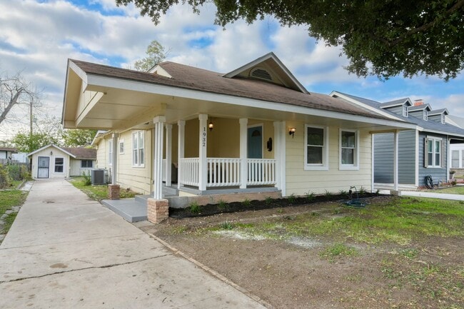 Photo - 1932 W Huisache Ave