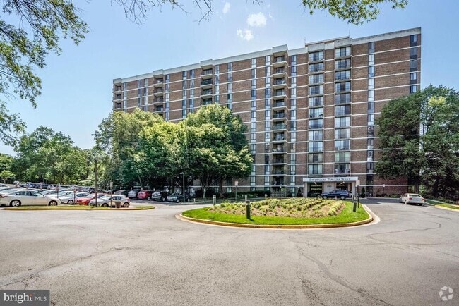 Building Photo - 2300 Pimmit Dr Unit 817 Rental