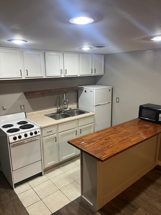 Photo - 1008 S 6th St Unit Apt B