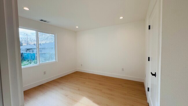 Photo - 374 S 21st St