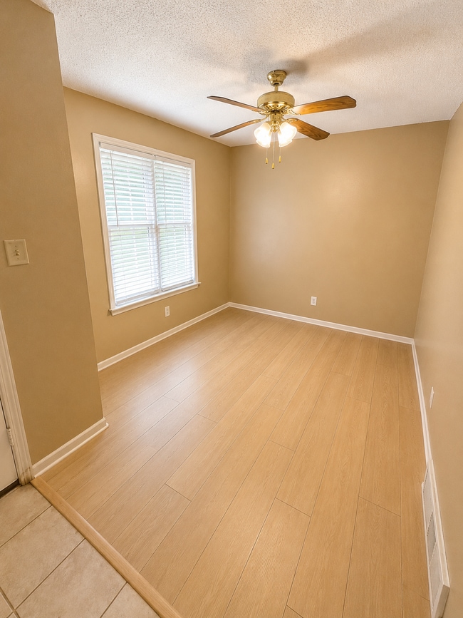 Photo - 1220 Oakplace Dr SW