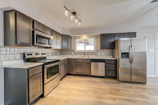 Building Photo - Pet Friendly, Renovated Home in Fox School District Unit 2379