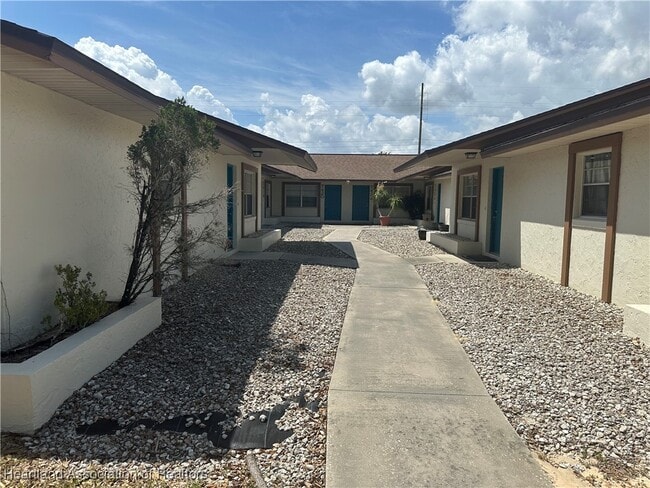 Building Photo - 7420 Valencia Rd