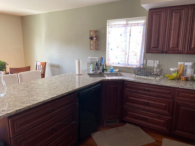 Photo - Spacious 3 bed, 2.5 Bath House in Central ...