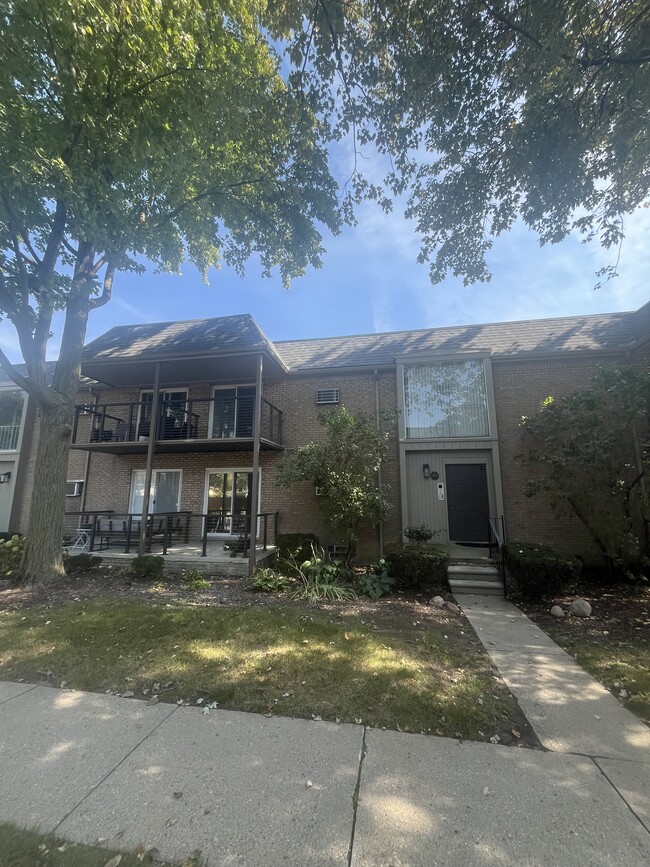 Building Photo - 1707 E 14 Mile Rd Unit B