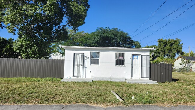 Building Photo - 628 SW Krome Ter Unit 2