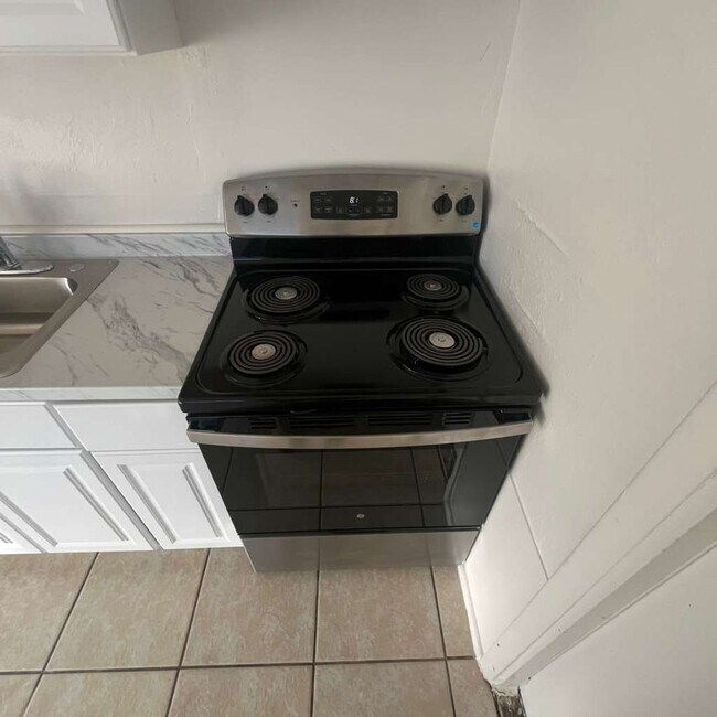 Photo - FORT MYERS ** 2 BED-1 BATH UNFURNISHED FIRST FLOOR APARTMENT AVAILABLE FOR A LONG-TERM TENANT ** ...