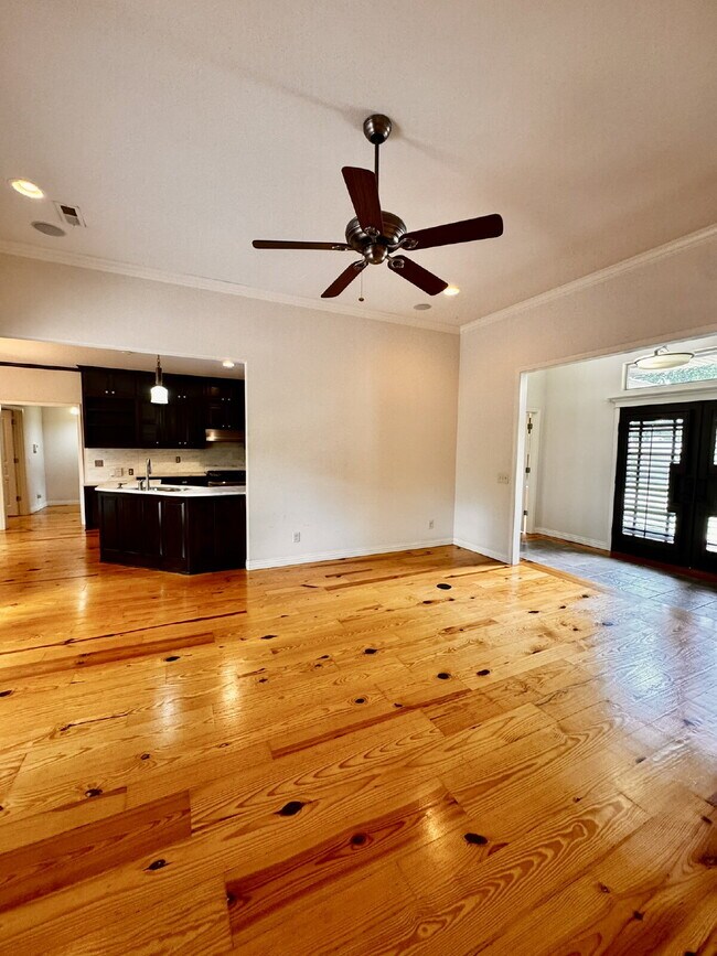 Photo - 723 N Lakeview Dr